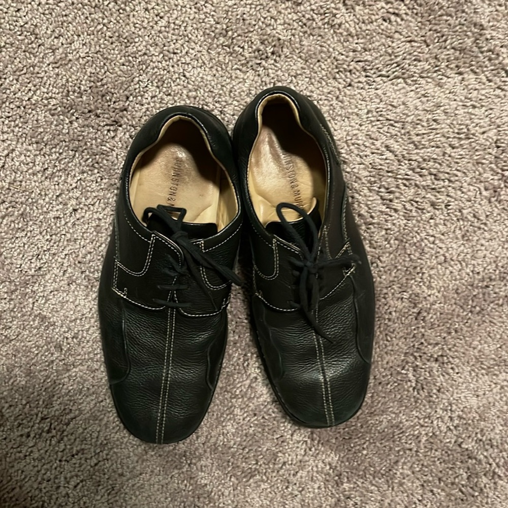 Black leather dress shoes 8 w